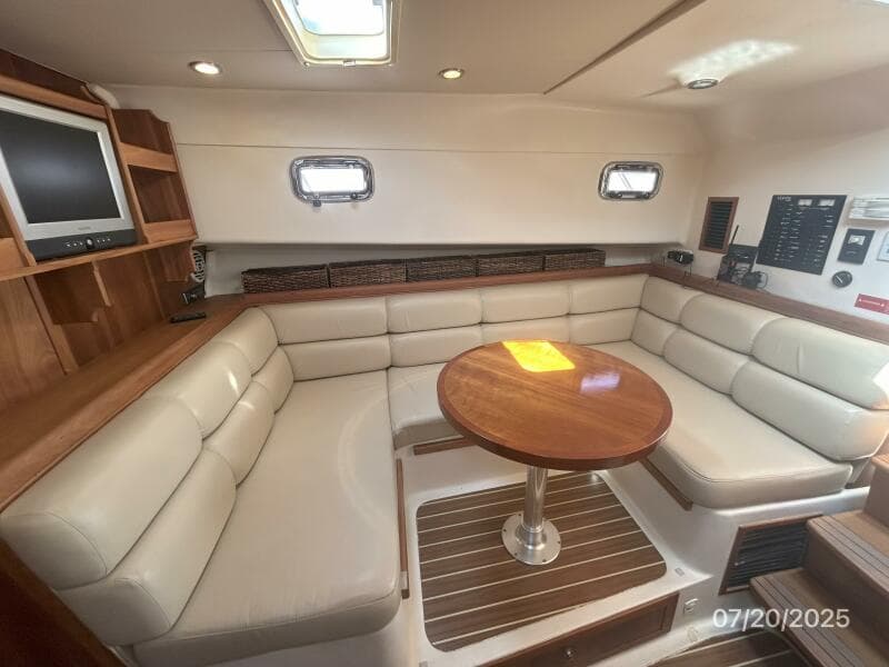 34' Mainship salon starboard