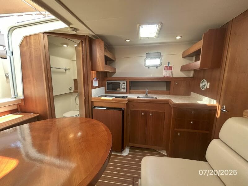 34' Mainship salon port