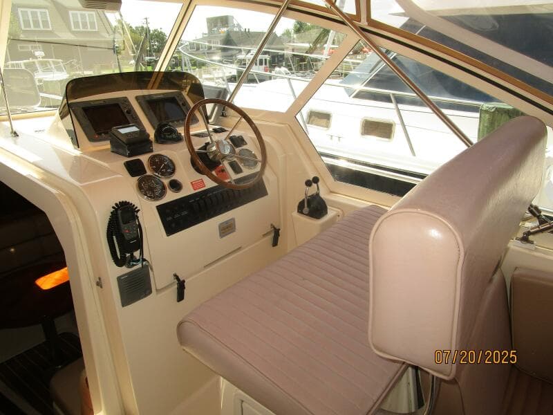 34' Mainship helm1