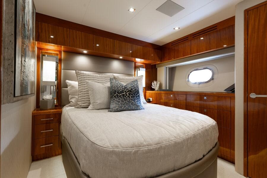 2014 Hatteras 80