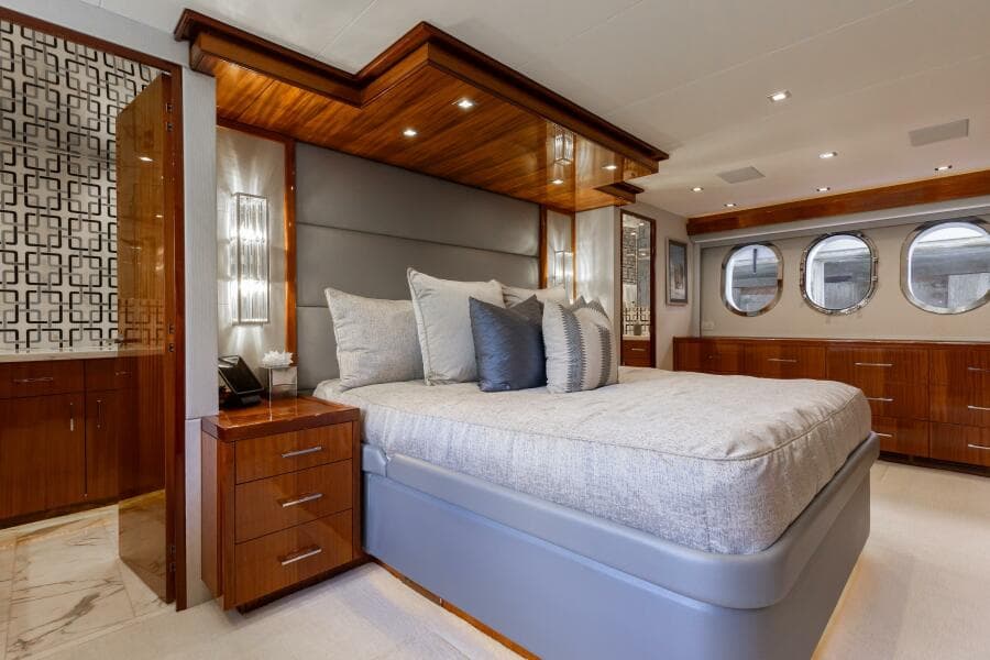 2014 Hatteras 80
