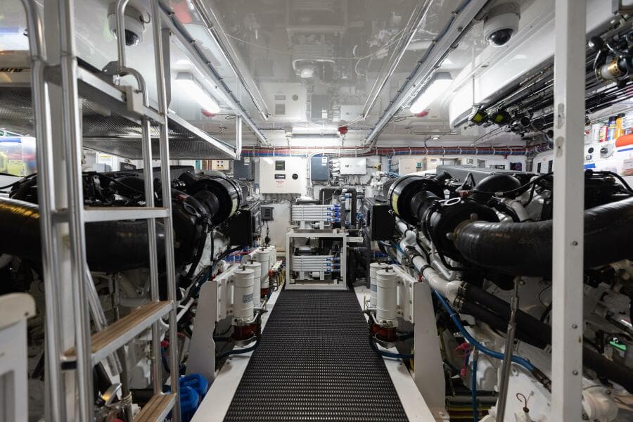 2014 Hatteras 80