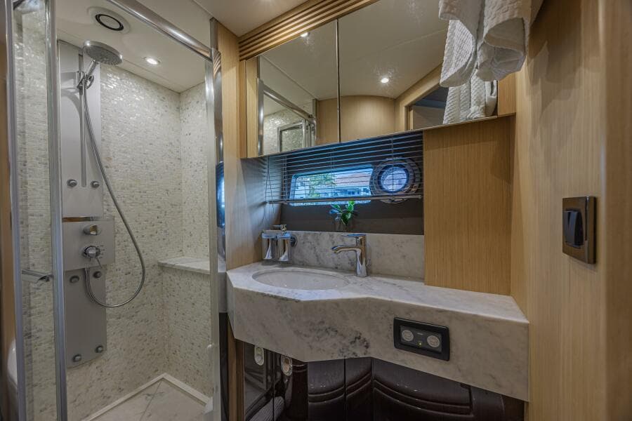 2017 Sunseeker 75 Yacht
