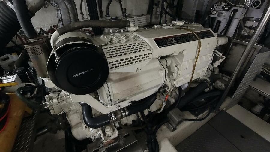 50 ft Ocean Alexander - Engine Room
