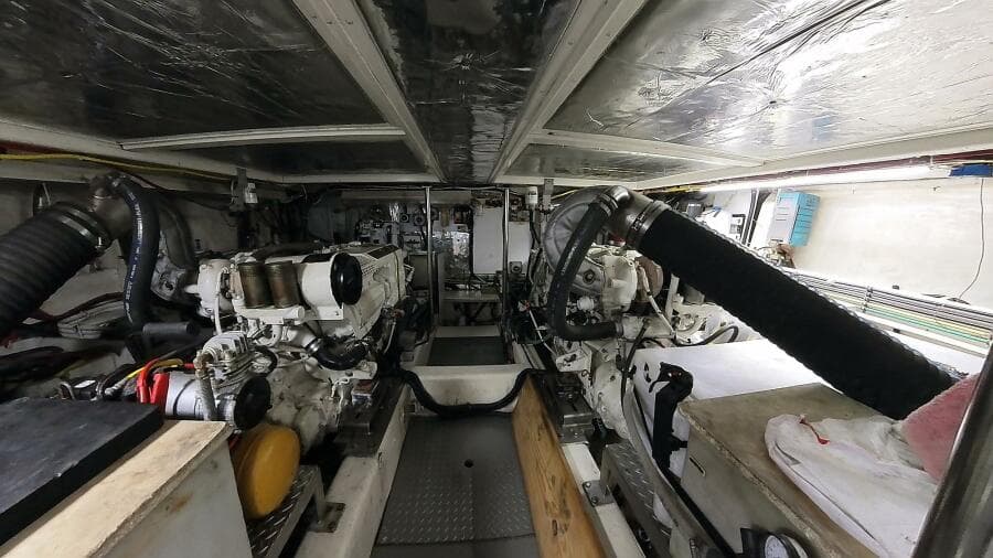 50 ft Ocean Alexander - Engine Room