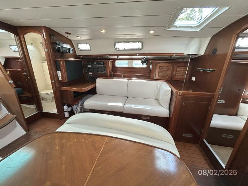 46' Beneteau salon port