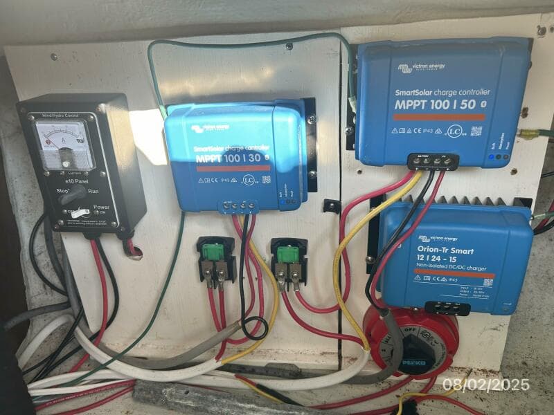 46' Benetea solar-wind controllers