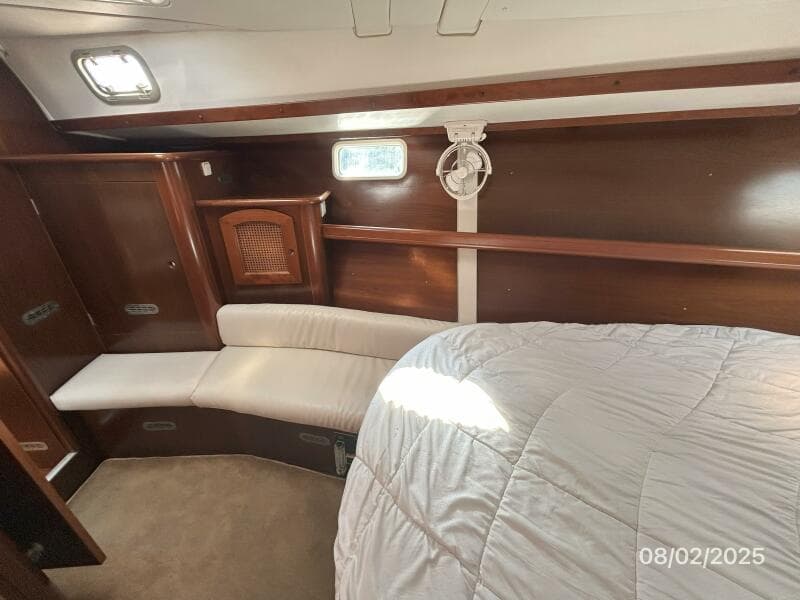 46' Beneteau forward stateroom port