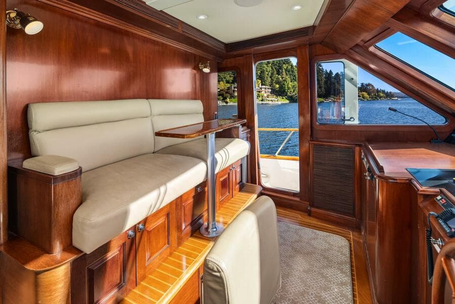 Helm Settee