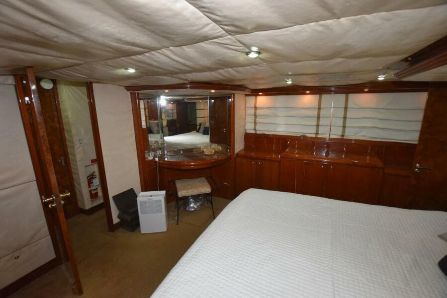 1998 Hatteras 74 Sportdeck