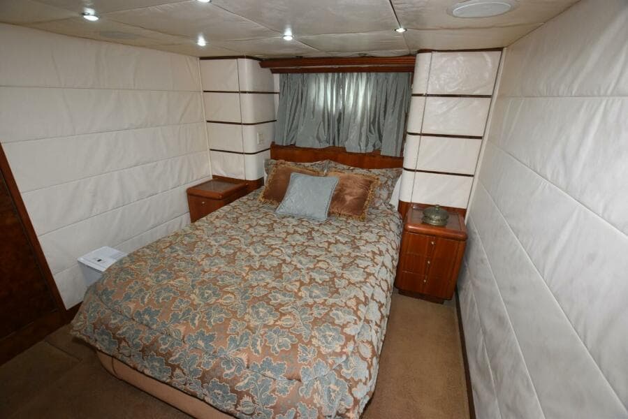 1998 Hatteras 74 Sportdeck