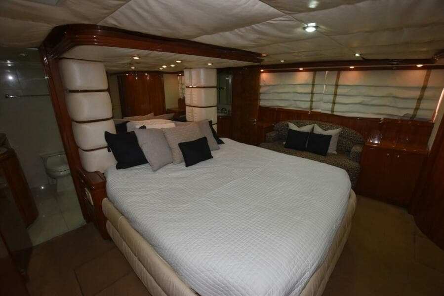 1998 Hatteras 74 Sportdeck