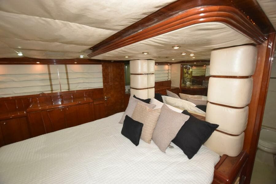 1998 Hatteras 74 Sportdeck