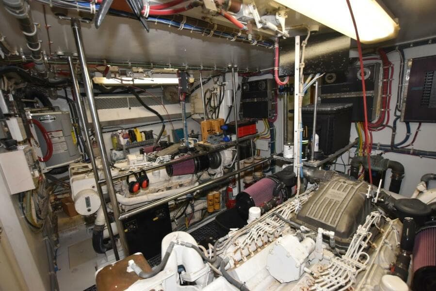 1998 Hatteras 74 Sportdeck
