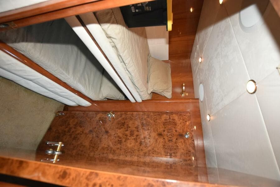 1998 Hatteras 74 Sportdeck