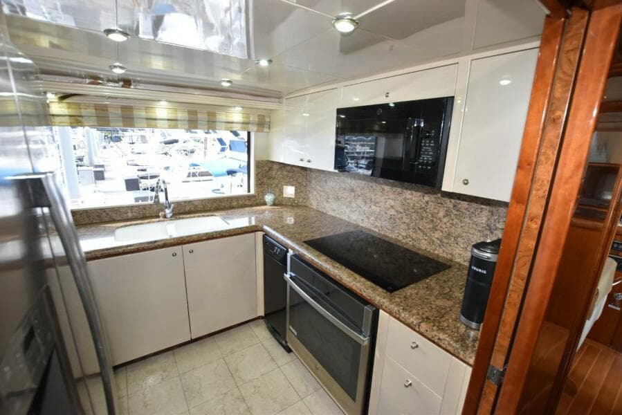 1998 Hatteras 74 Sportdeck