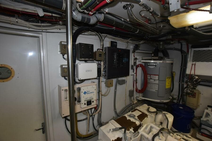 1998 Hatteras 74 Sportdeck