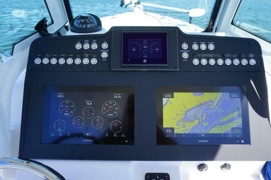 2022 25 Everglades 253cc Electronics (2)
