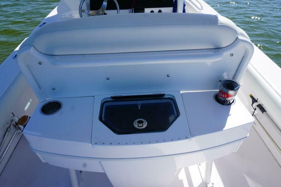 2022 25 Everglades 253cc Helm Seating Livewell