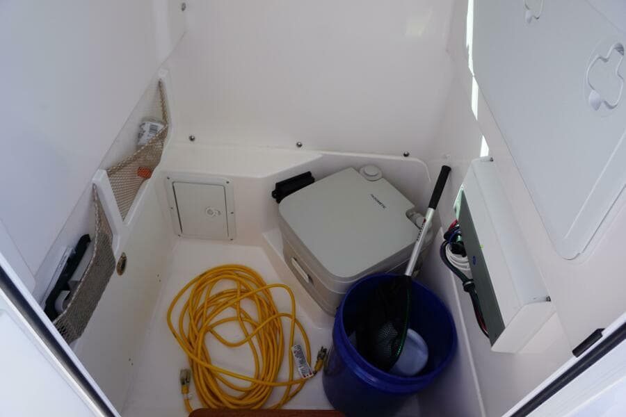2022 25 Everglades 253cc Center Console Head