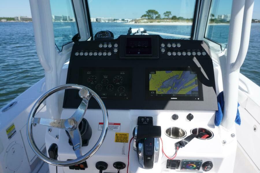 2022 25 Everglades 253cc Helm  (1)