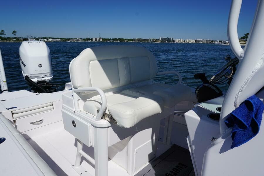 2022 25 Everglades 253cc Helm Seating (2)