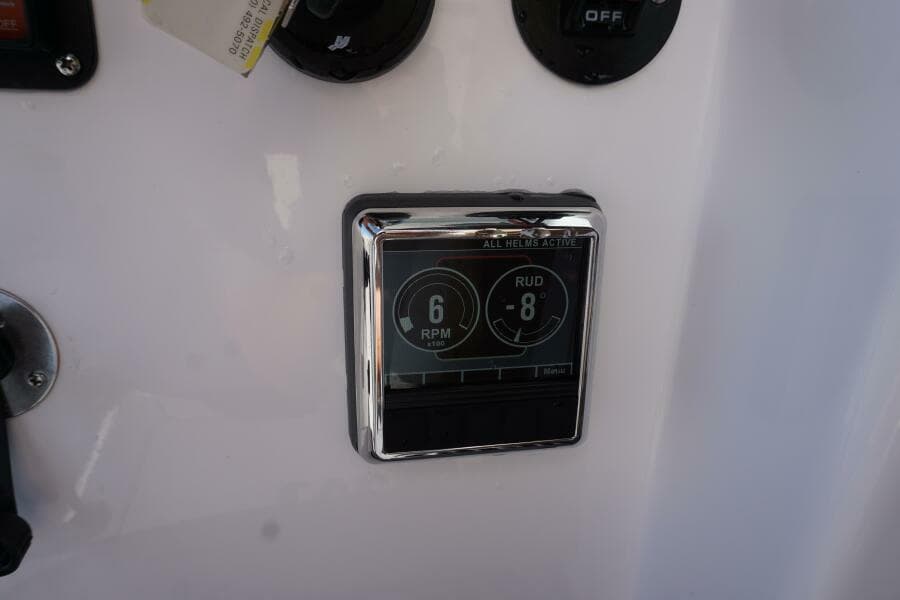2022 25 Everglades 253cc Steering