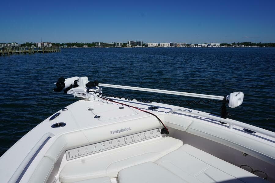 2022 25 Everglades 253cc Trolling Motor (2)