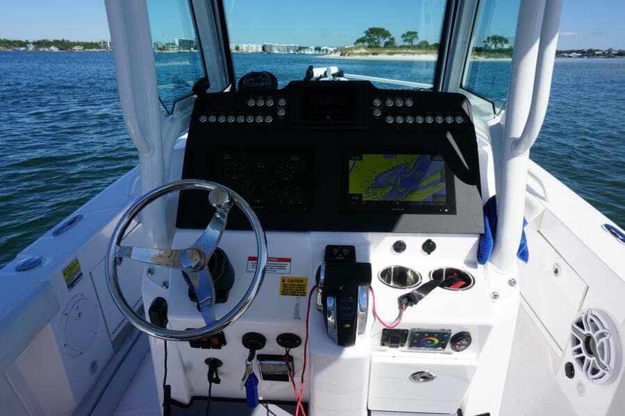 2022 25 Everglades 253cc Helm  (2)