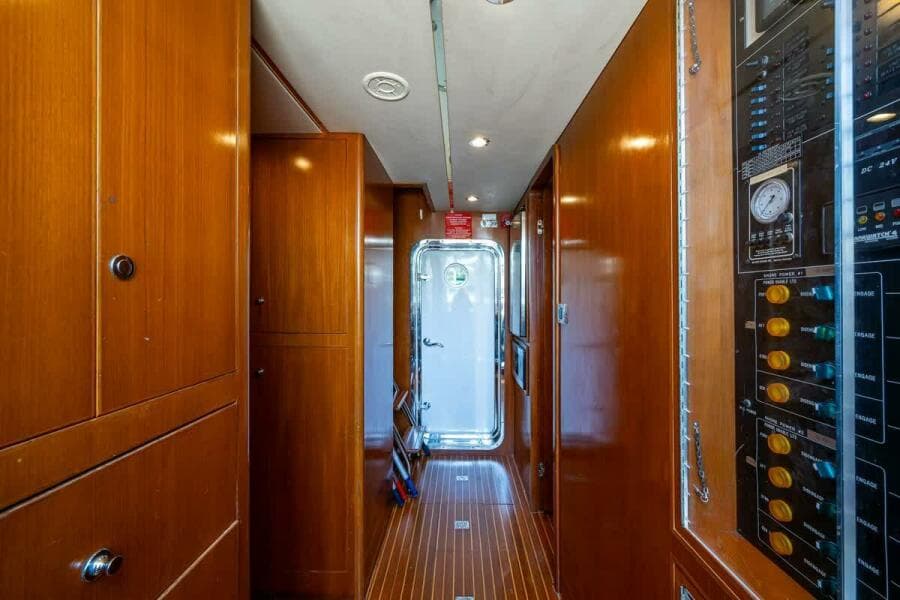 Ocean Alexander 78 Somewhere In Time- Crew Quarters