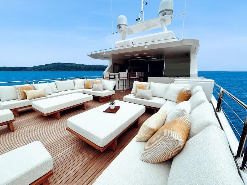 The New Horizon FD90 Split-Use Skylounge Hull 34