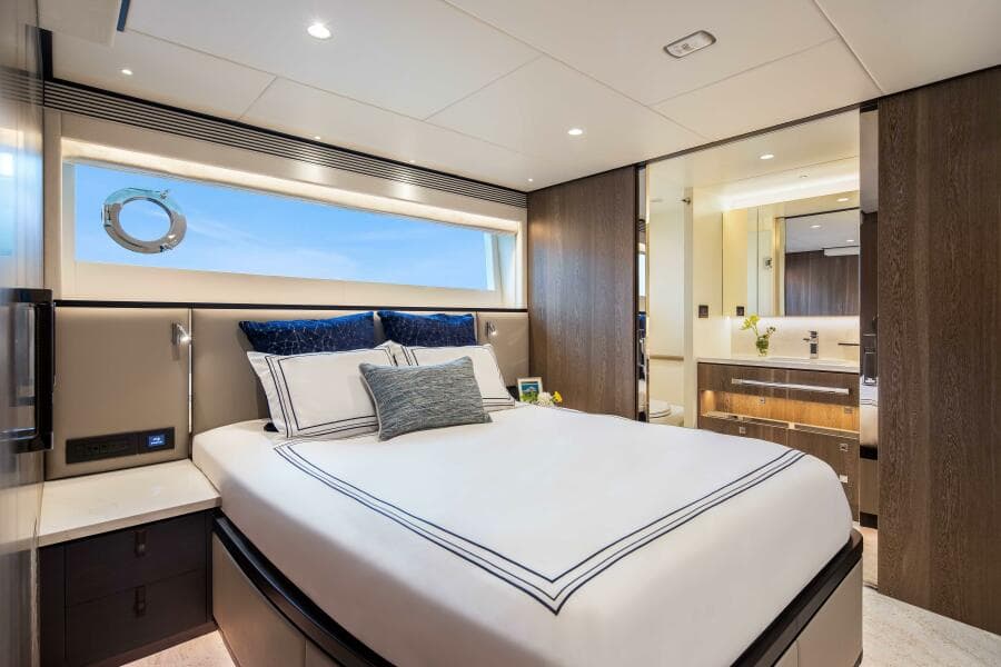 The New Horizon FD90 Split-Use Skylounge Hull 34