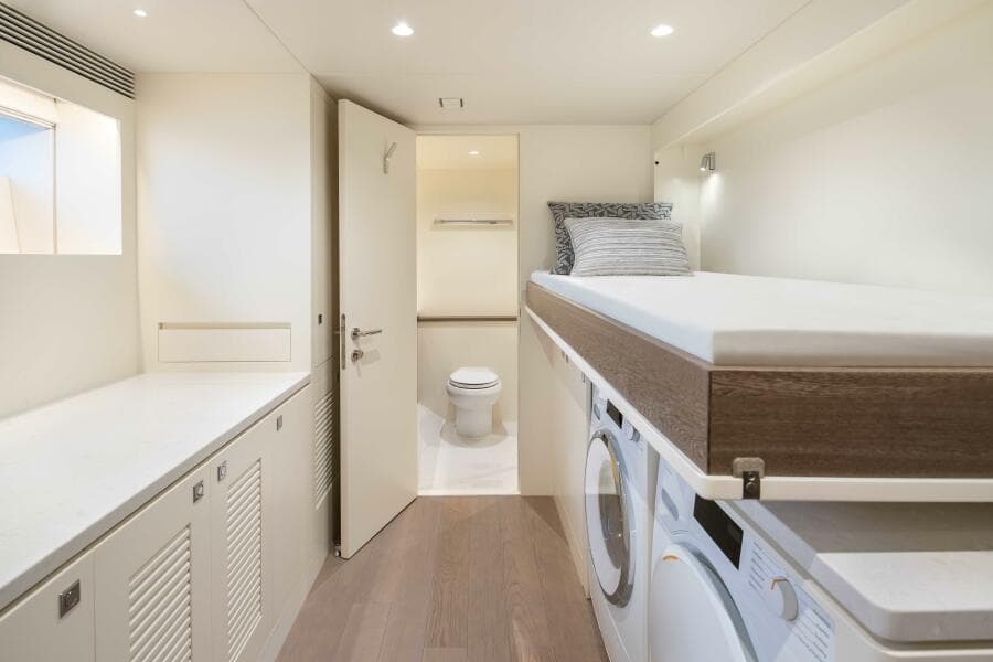 The New Horizon FD90 Split-Use Skylounge Hull 34