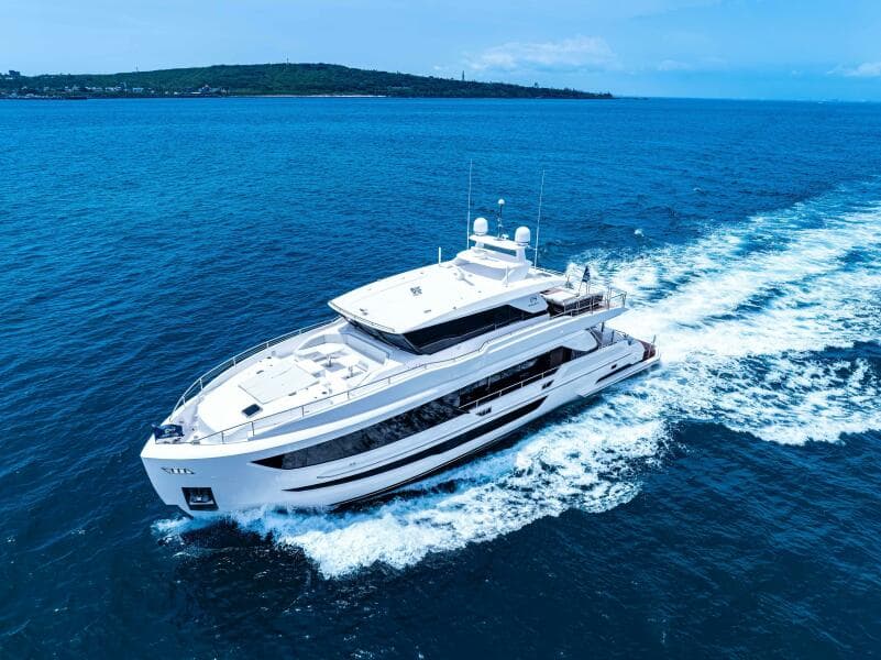 The New Horizon FD90 Split-Use Skylounge Hull 34
