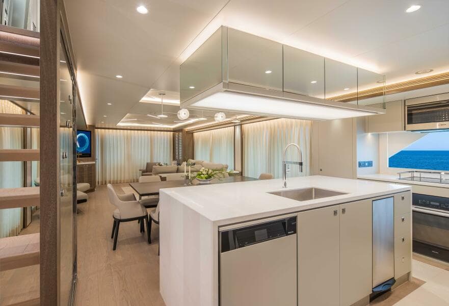 The New Horizon FD90 Split-Use Skylounge Hull 34
