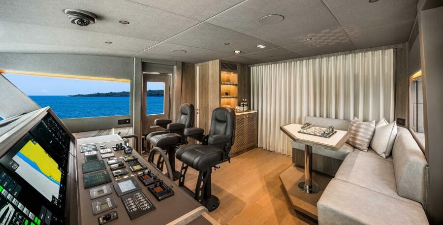 The New Horizon FD90 Split-Use Skylounge Hull 34