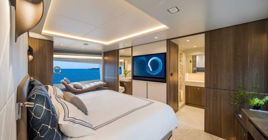The New Horizon FD90 Split-Use Skylounge Hull 34