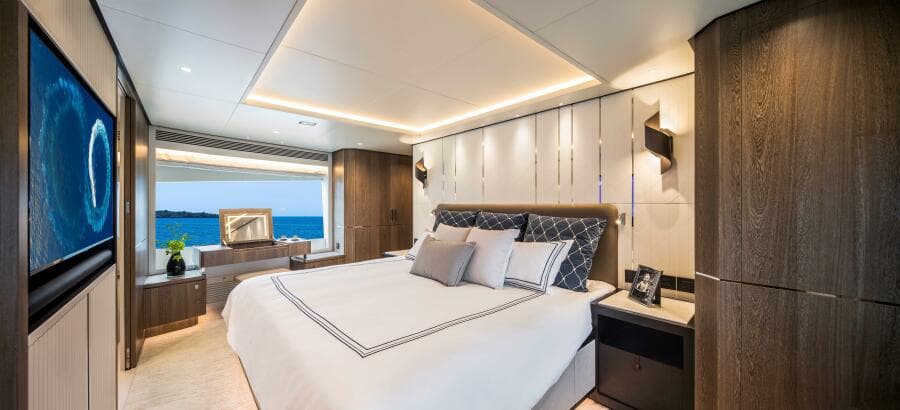 The New Horizon FD90 Split-Use Skylounge Hull 34
