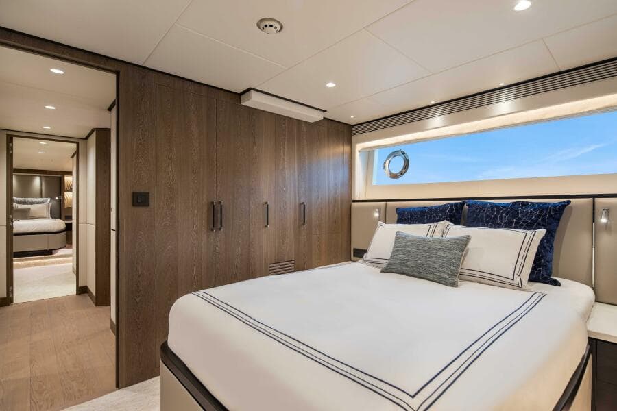 The New Horizon FD90 Split-Use Skylounge Hull 34