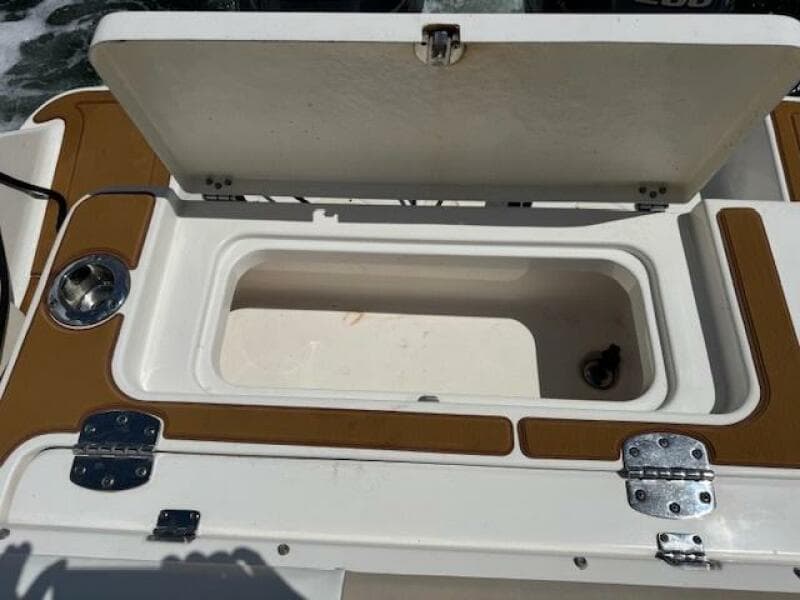 2021 Robalo R242 Center Console