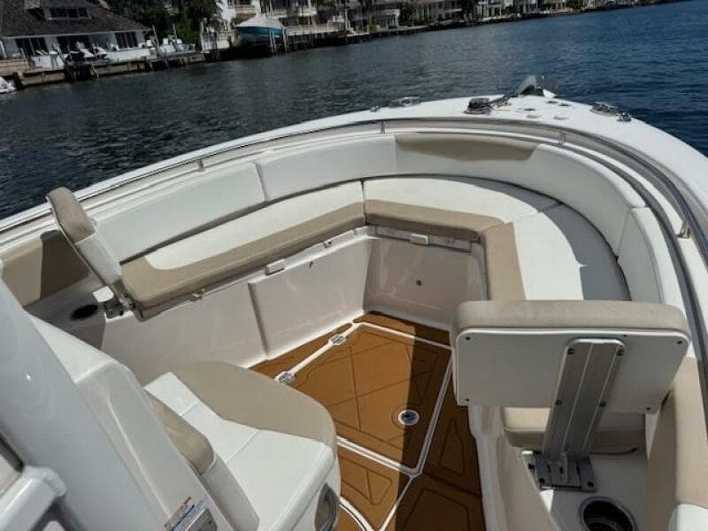 2021 Robalo R242 Center Console