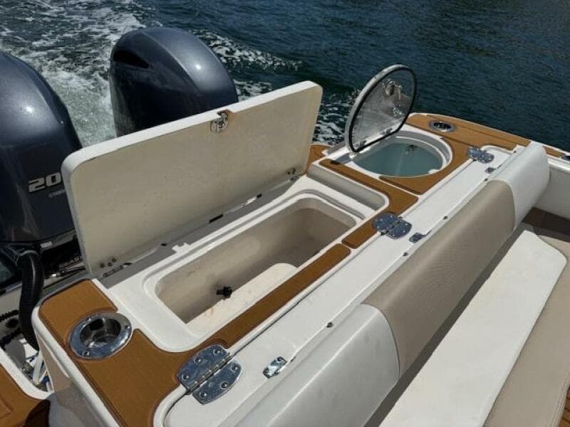 2021 Robalo R242 Center Console