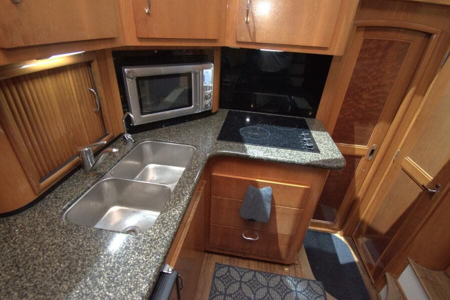 2005 Carver 444 Cockpit Motor Yacht