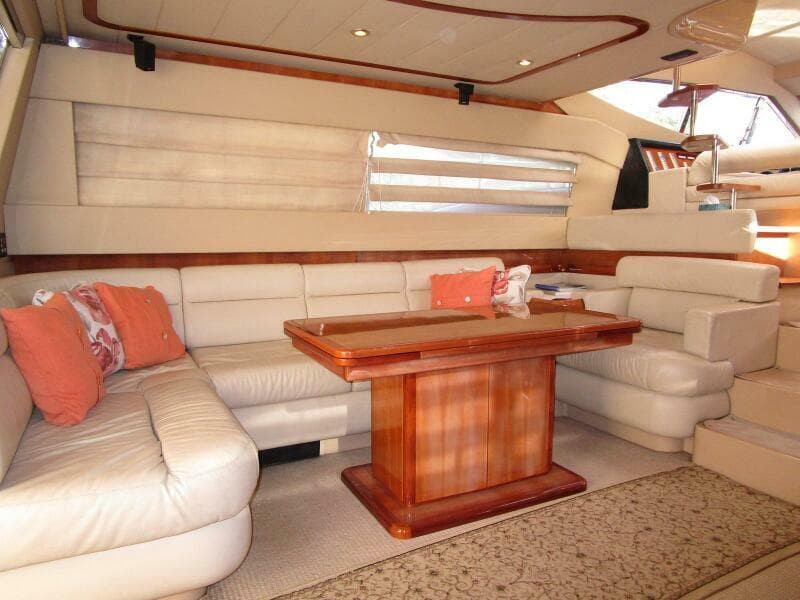 Salon Looking to Port   