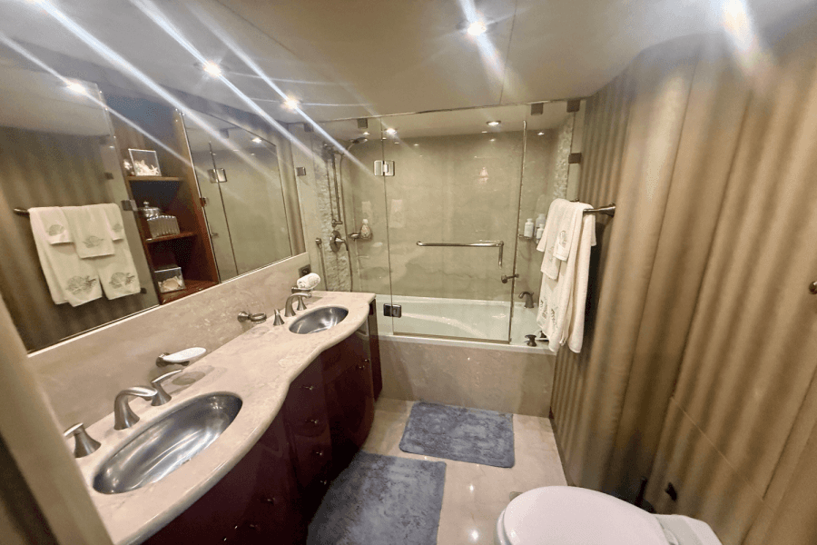 2005  68 FLYBRIDGE