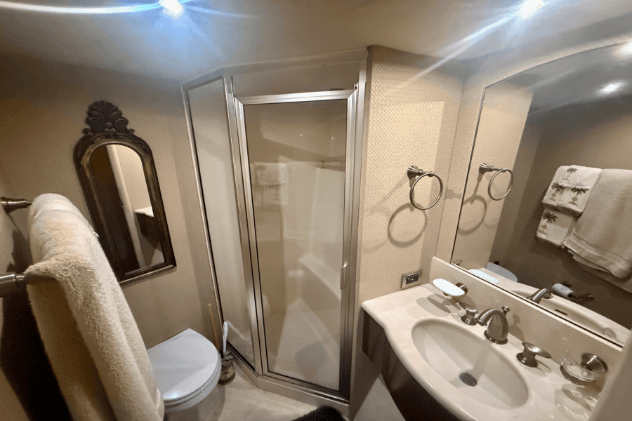 2005  68 FLYBRIDGE