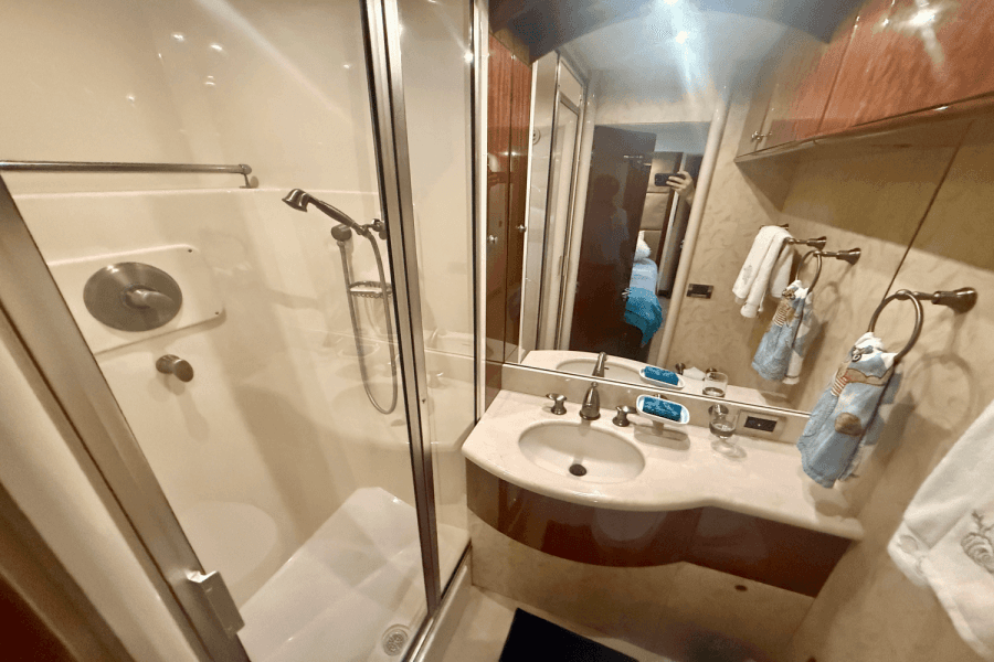 2005  68 FLYBRIDGE