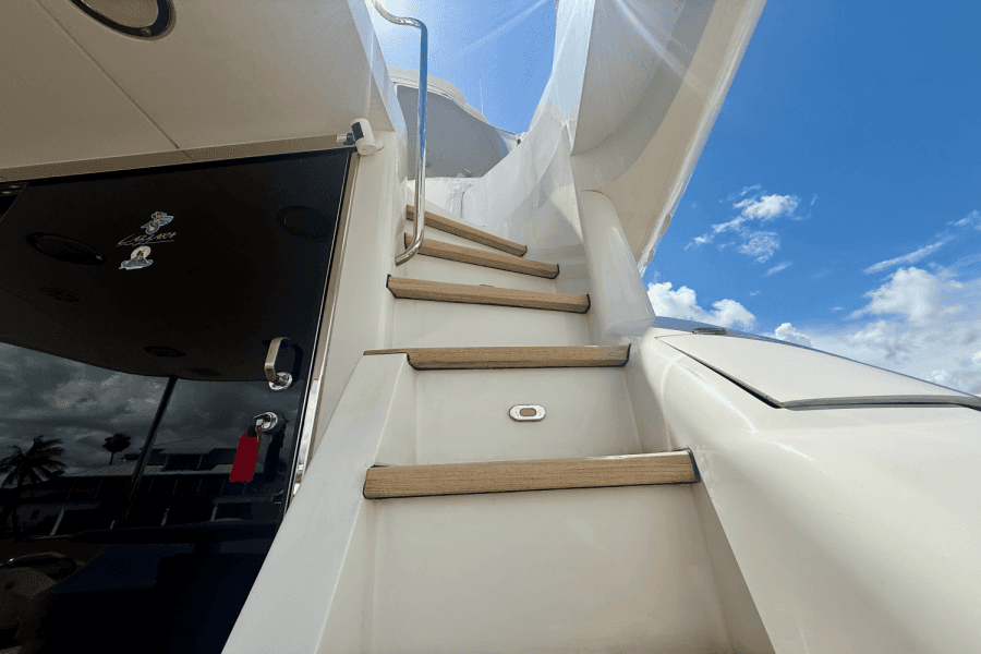 2005  68 FLYBRIDGE