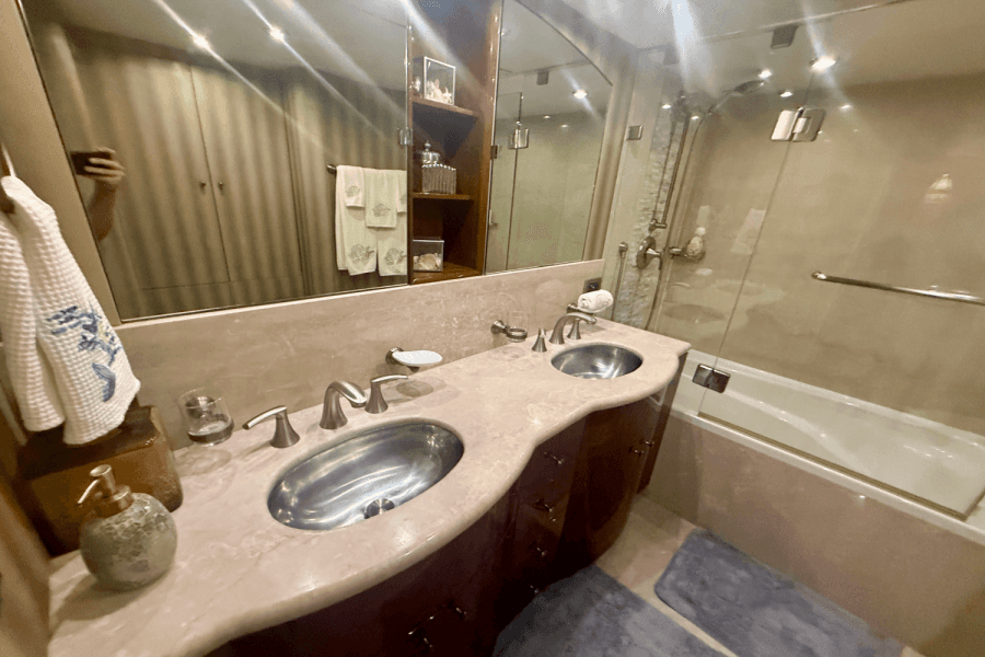 2005  68 FLYBRIDGE