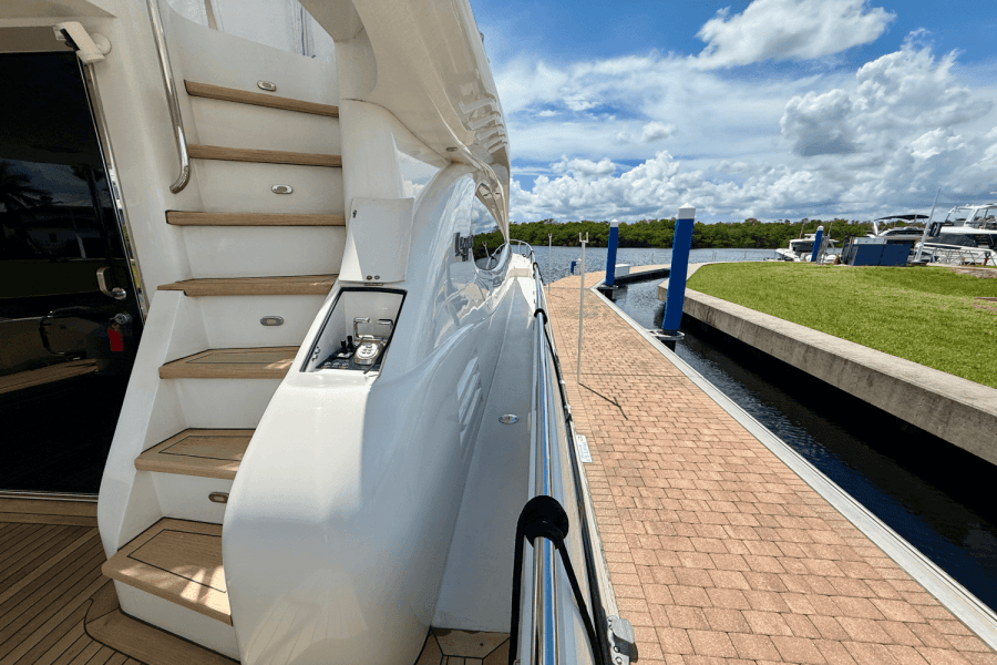2005  68 FLYBRIDGE